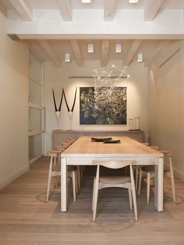 Geschlossenes, Großes Modernes Esszimmer ohne Kamin mit beiger Wandfarbe und braunem Holzboden in Barcelona