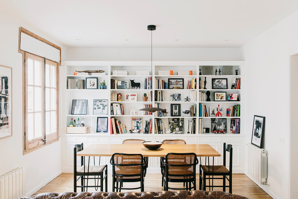 Idée de décoration pour une salle à manger design fermée et de taille moyenne avec un mur blanc, un sol en bois brun et aucune cheminée.