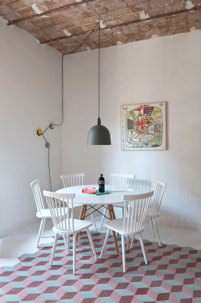 Offenes, Kleines Modernes Esszimmer ohne Kamin mit weißer Wandfarbe und Keramikboden in Barcelona