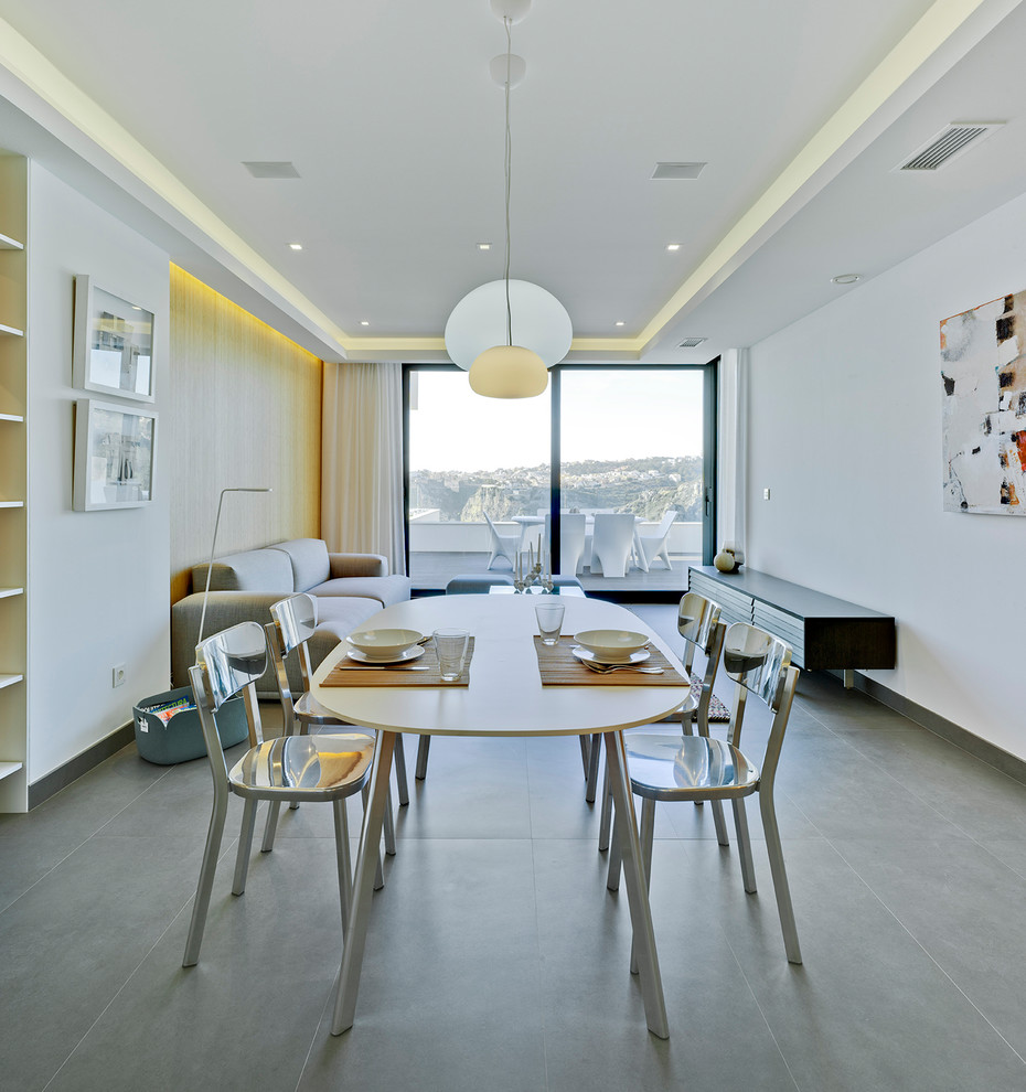 Offenes, Mittelgroßes Modernes Esszimmer ohne Kamin mit weißer Wandfarbe, Keramikboden und grauem Boden in Alicante-Costa Blanca