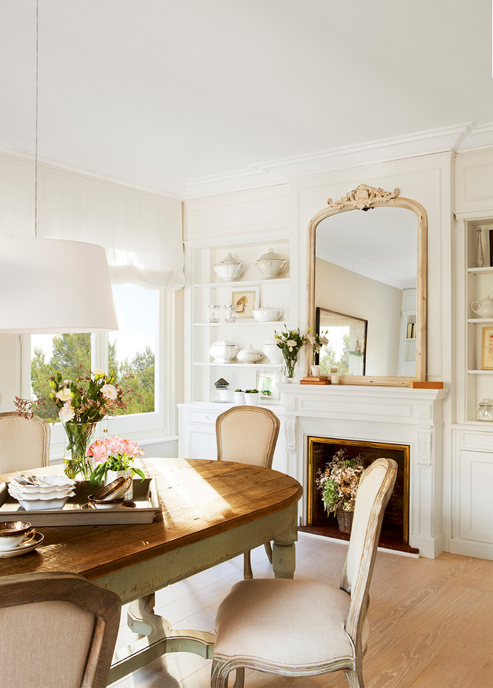 Inspiration pour une grande salle à manger traditionnelle fermée avec un mur beige, parquet clair, un sol beige et une cheminée standard.
