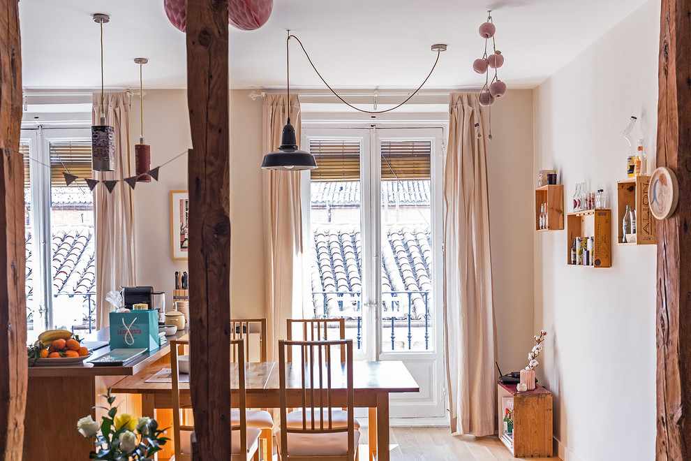 Inspiration pour une grande salle à manger ouverte sur la cuisine chalet avec un mur beige et un sol en bois brun.