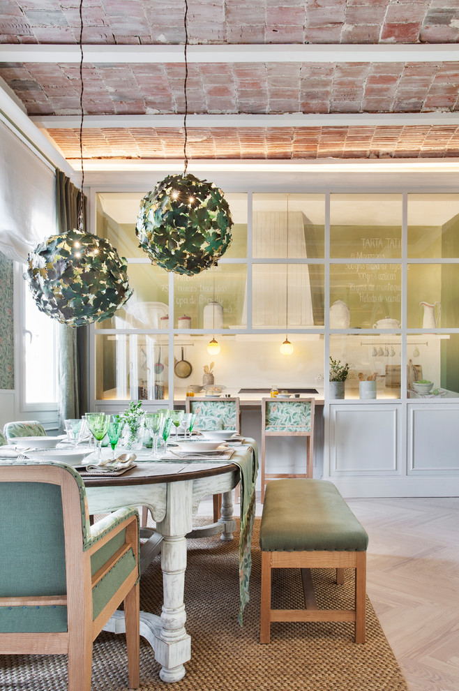 Свежая идея для дизайна: кухня-столовая среднего размера в стиле кантри с зелеными стенами, светлым паркетным полом, горизонтальным камином, фасадом камина из дерева и бежевым полом - отличное фото интерьера