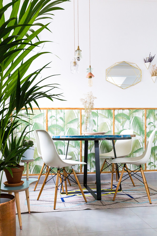 Foto di una grande sala da pranzo aperta verso il soggiorno tropicale con pareti bianche, pavimento con piastrelle in ceramica e pavimento grigio