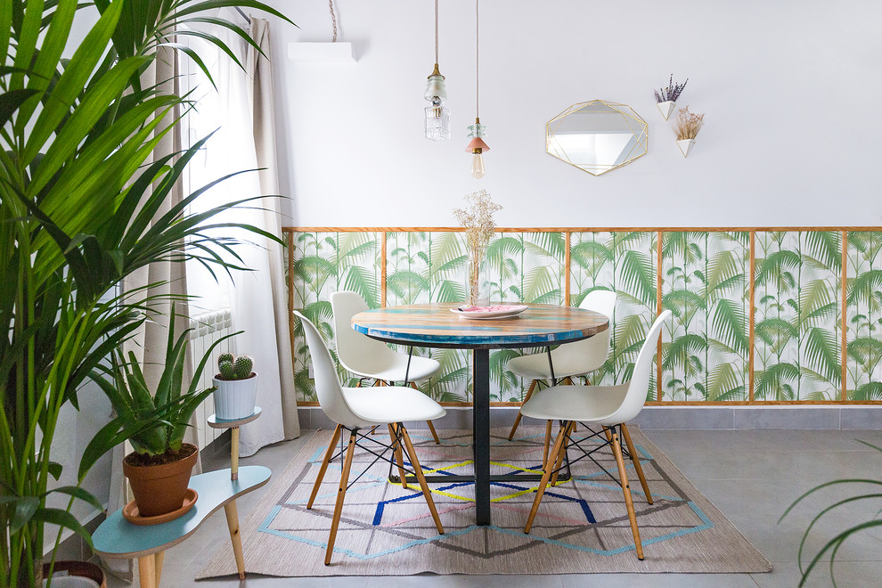 Immagine di una sala da pranzo tropicale con pavimento con piastrelle in ceramica, pavimento grigio e pareti multicolore