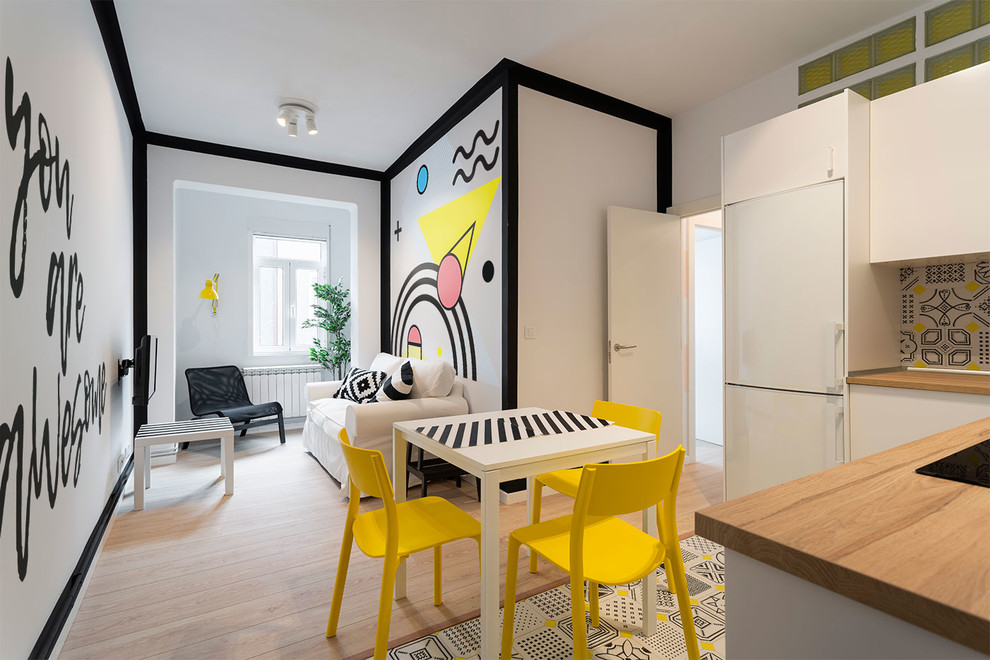 Kleines, Offenes Modernes Esszimmer mit hellem Holzboden, beigem Boden und weißer Wandfarbe in Sonstige