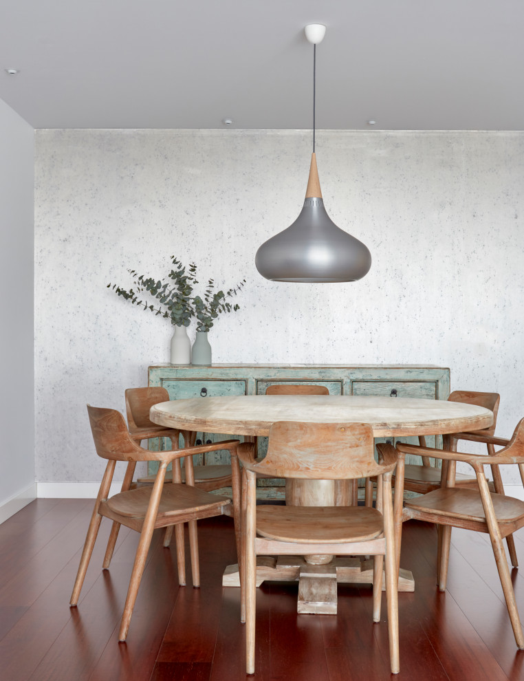 На фото: столовая среднего размера в стиле неоклассика (современная классика) с серыми стенами, коричневым полом и обоями на стенах
