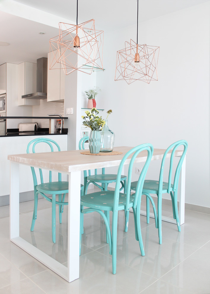 Aménagement d'une salle à manger ouverte sur la cuisine contemporaine de taille moyenne avec un mur blanc, un sol en carrelage de céramique et aucune cheminée.