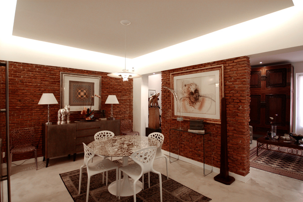 На фото: отдельная столовая среднего размера в стиле неоклассика (современная классика) с коричневыми стенами без камина с