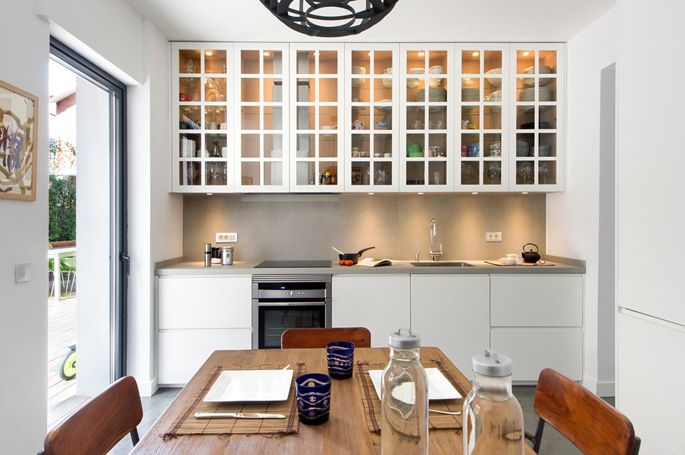 Exempel på ett mellanstort lantligt kök med matplats, med vita väggar och betonggolv