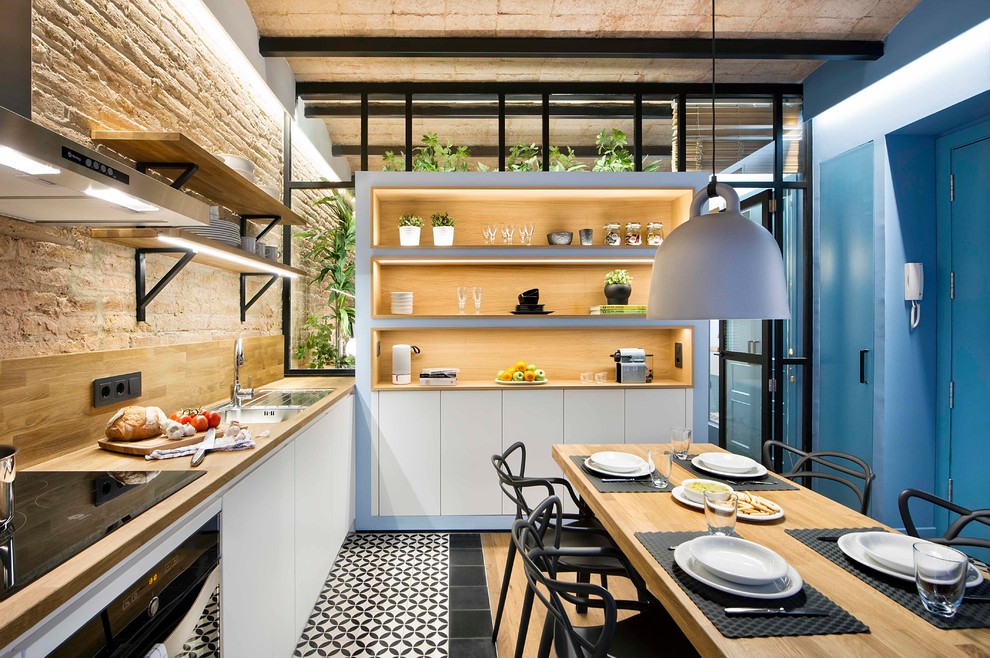Exemple d'une salle à manger ouverte sur la cuisine bord de mer de taille moyenne avec un mur multicolore.