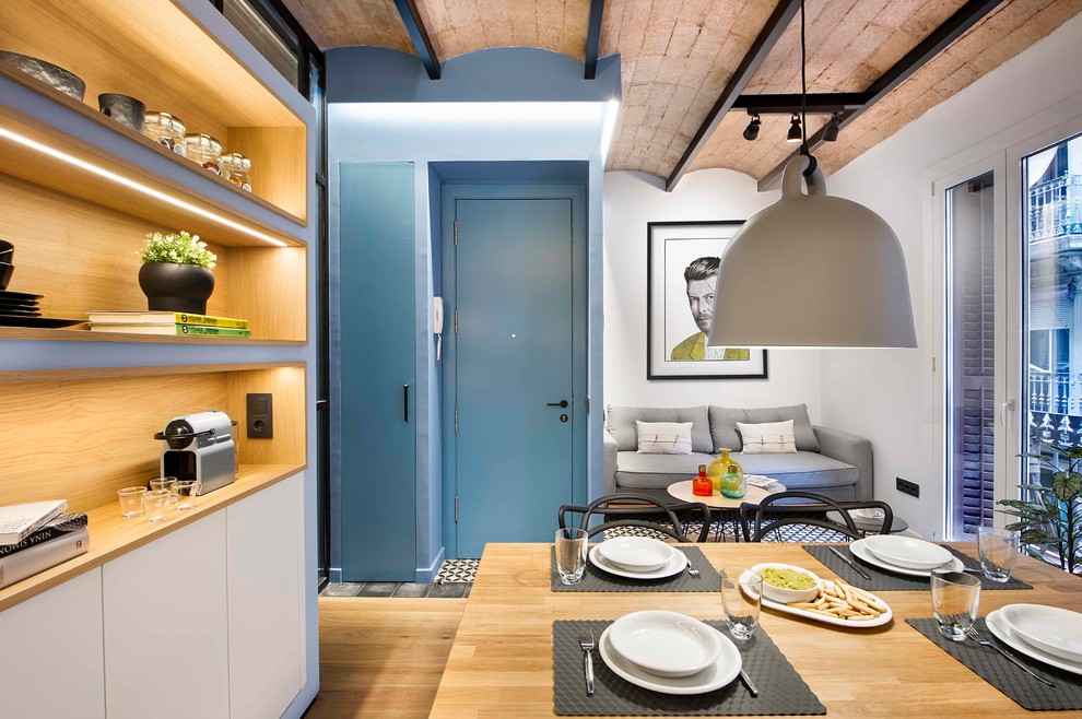 Réalisation d'une salle à manger ouverte sur la cuisine marine de taille moyenne avec un mur multicolore.