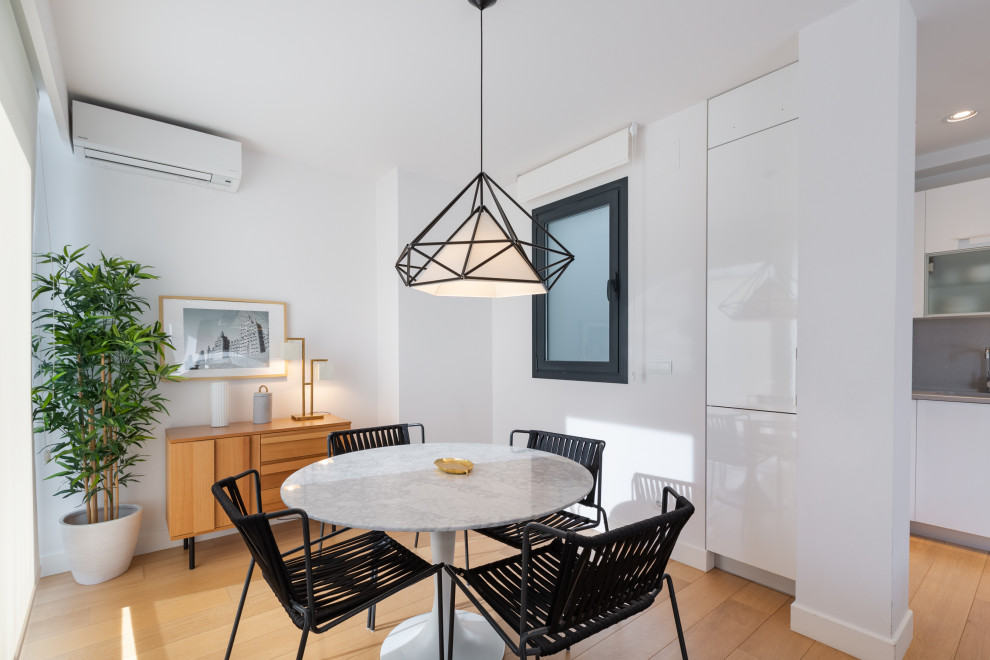 Idéer för ett mellanstort minimalistiskt kök med matplats, med vita väggar, ljust trägolv och beiget golv