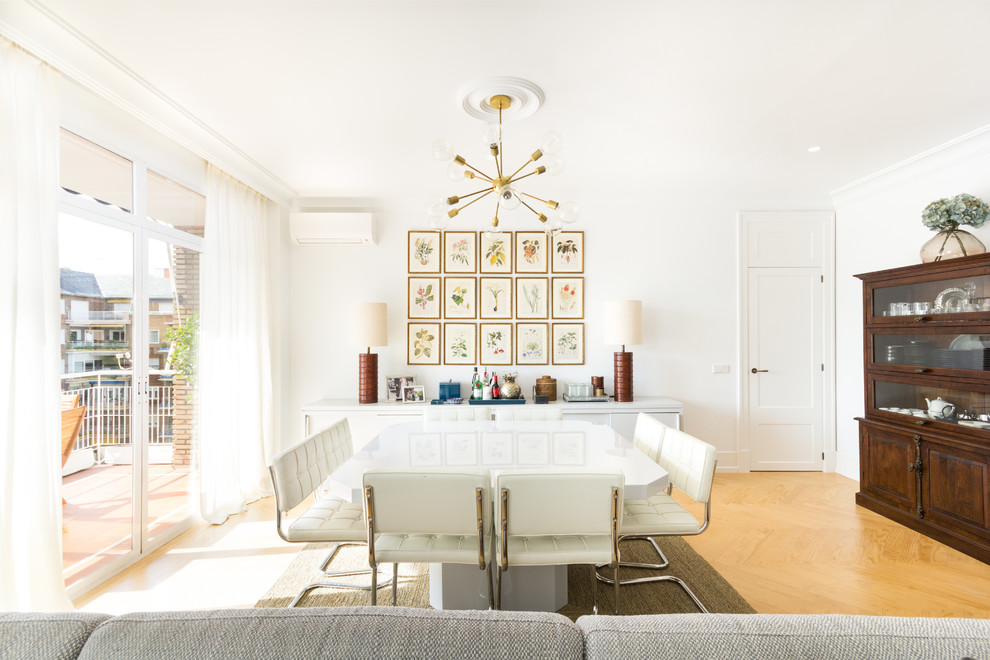 Réalisation d'une salle à manger ouverte sur le salon vintage de taille moyenne avec un mur blanc, un sol en bois brun, un sol jaune et aucune cheminée.