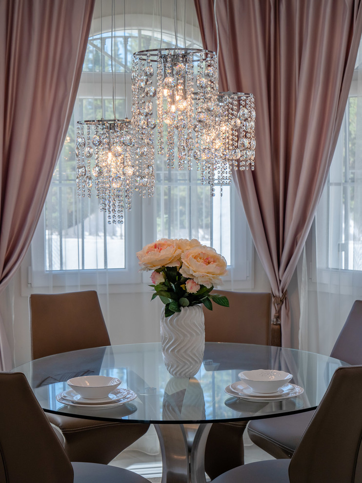 Источник вдохновения для домашнего уюта: столовая среднего размера в стиле неоклассика (современная классика) с розовыми стенами, мраморным полом и серым полом