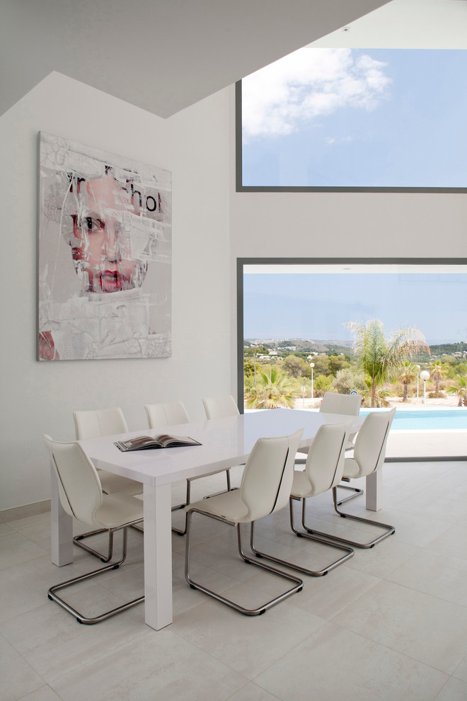 Offenes Modernes Esszimmer mit weißer Wandfarbe in Alicante-Costa Blanca