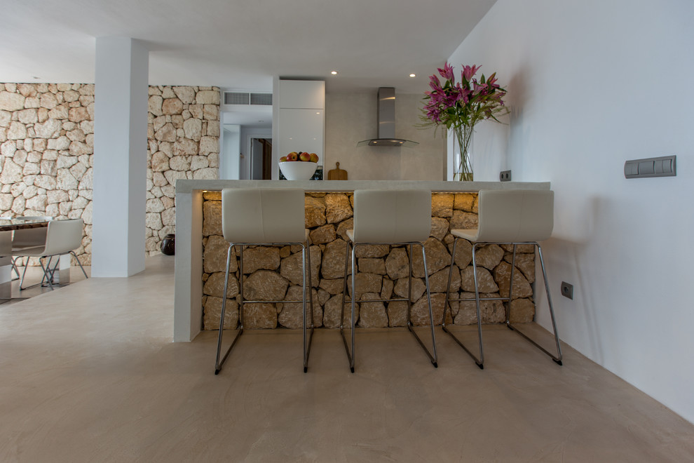 Idée de décoration pour une salle à manger ouverte sur la cuisine méditerranéenne de taille moyenne avec un mur blanc, un sol en carrelage de céramique et aucune cheminée.