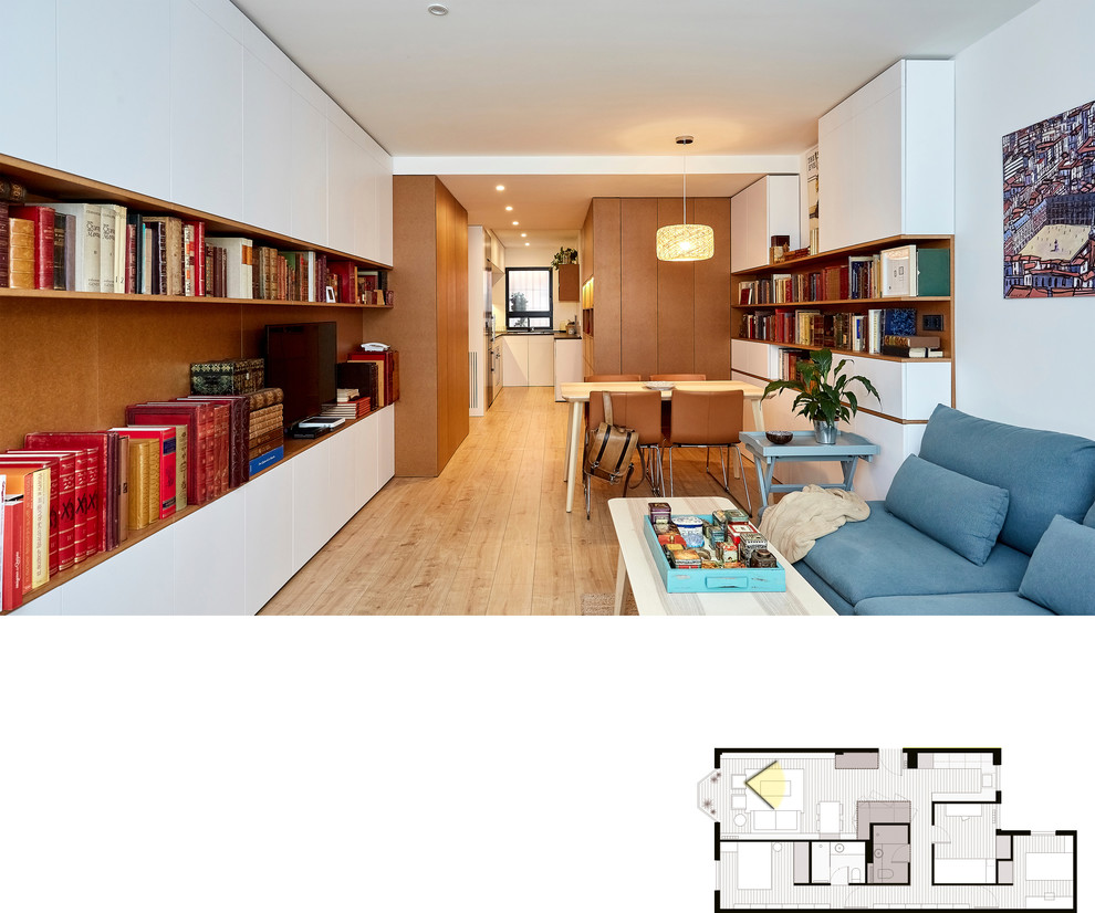 Offenes, Mittelgroßes Modernes Esszimmer ohne Kamin mit weißer Wandfarbe, hellem Holzboden und braunem Boden in Madrid