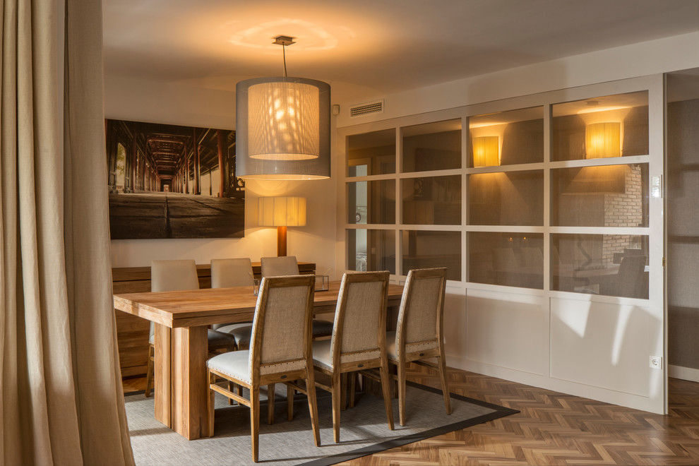 Idee per una sala da pranzo classica chiusa e di medie dimensioni con pareti bianche, pavimento in legno massello medio e nessun camino