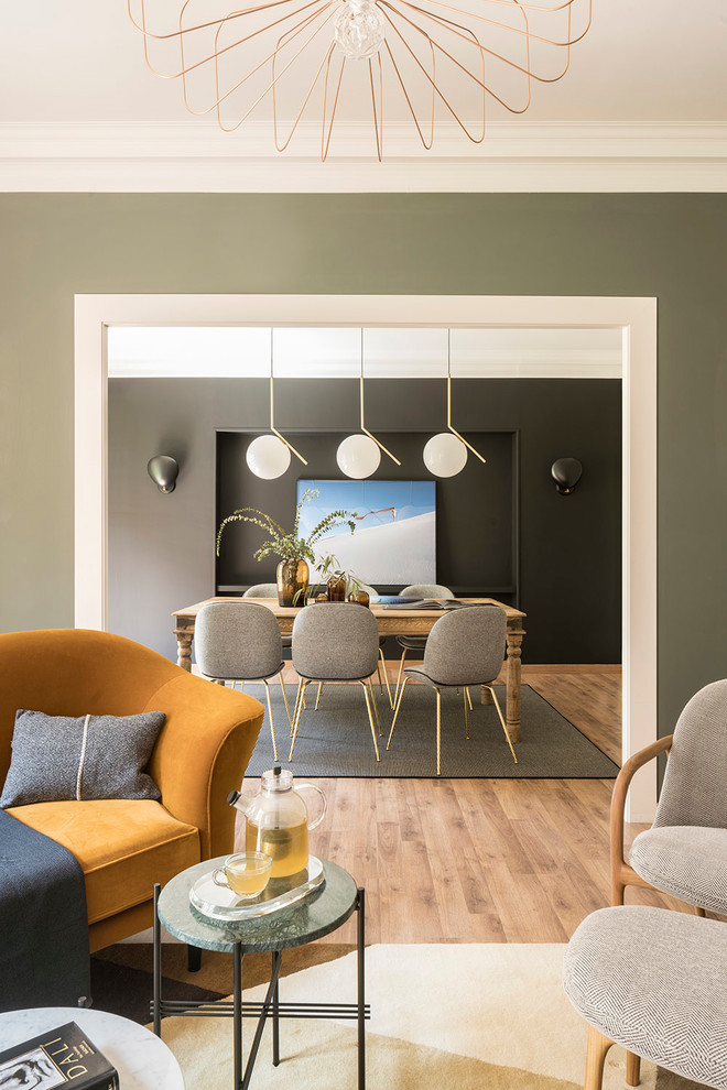 Esempio di una sala da pranzo aperta verso il soggiorno minimal di medie dimensioni con pareti nere, pavimento in legno massello medio e pavimento marrone
