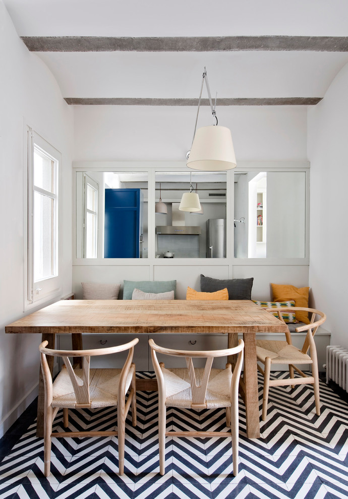 Inspiration pour une salle à manger ouverte sur la cuisine design avec un mur blanc, un sol en carrelage de céramique, un sol noir et éclairage.