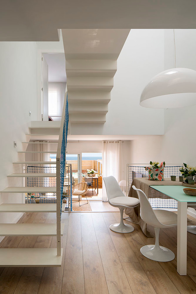 Идея дизайна: гостиная-столовая среднего размера в средиземноморском стиле с белыми стенами и паркетным полом среднего тона без камина