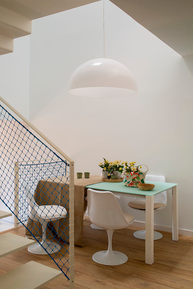 Источник вдохновения для домашнего уюта: гостиная-столовая среднего размера в средиземноморском стиле с белыми стенами и паркетным полом среднего тона без камина