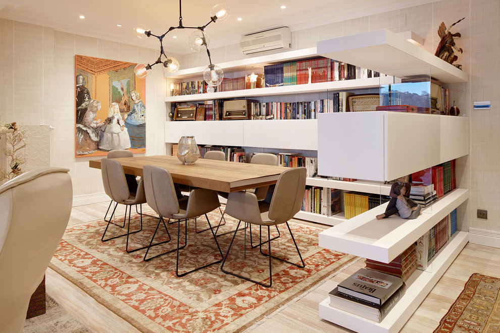 Esempio di una sala da pranzo aperta verso il soggiorno contemporanea con parquet chiaro, pareti beige e pavimento beige