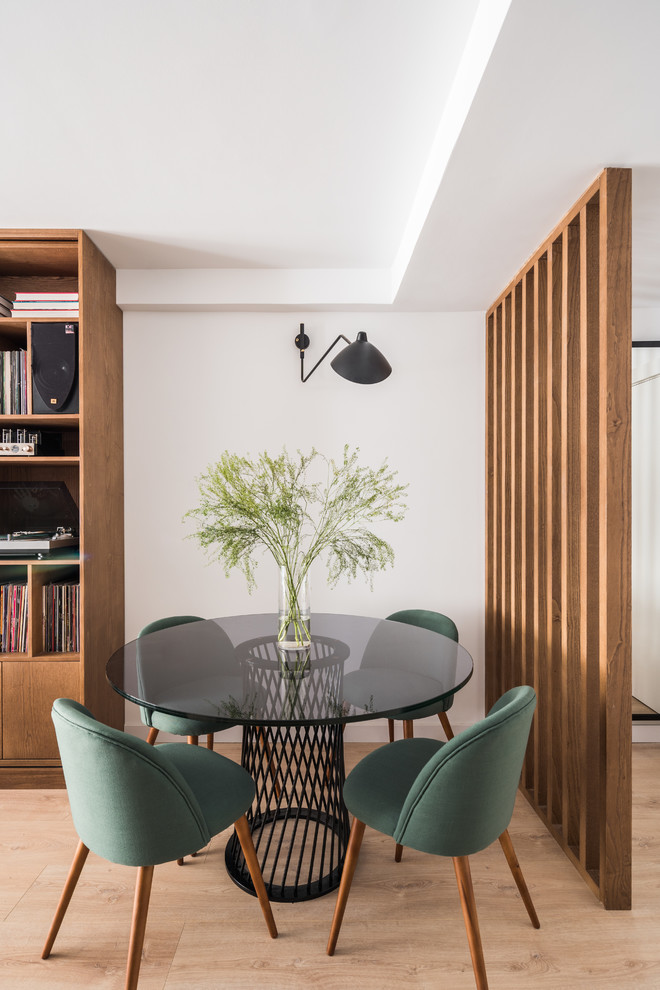 Aménagement d'une salle à manger contemporaine avec un mur blanc, un sol en bois brun et un sol marron.