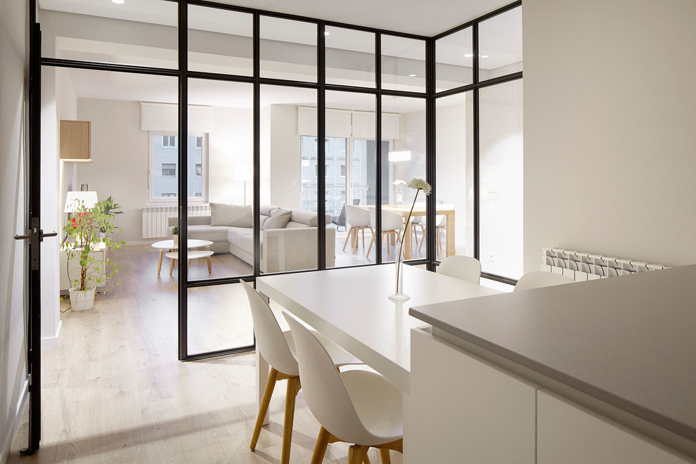Свежая идея для дизайна: кухня-столовая среднего размера в скандинавском стиле с белыми стенами и светлым паркетным полом без камина - отличное фото интерьера