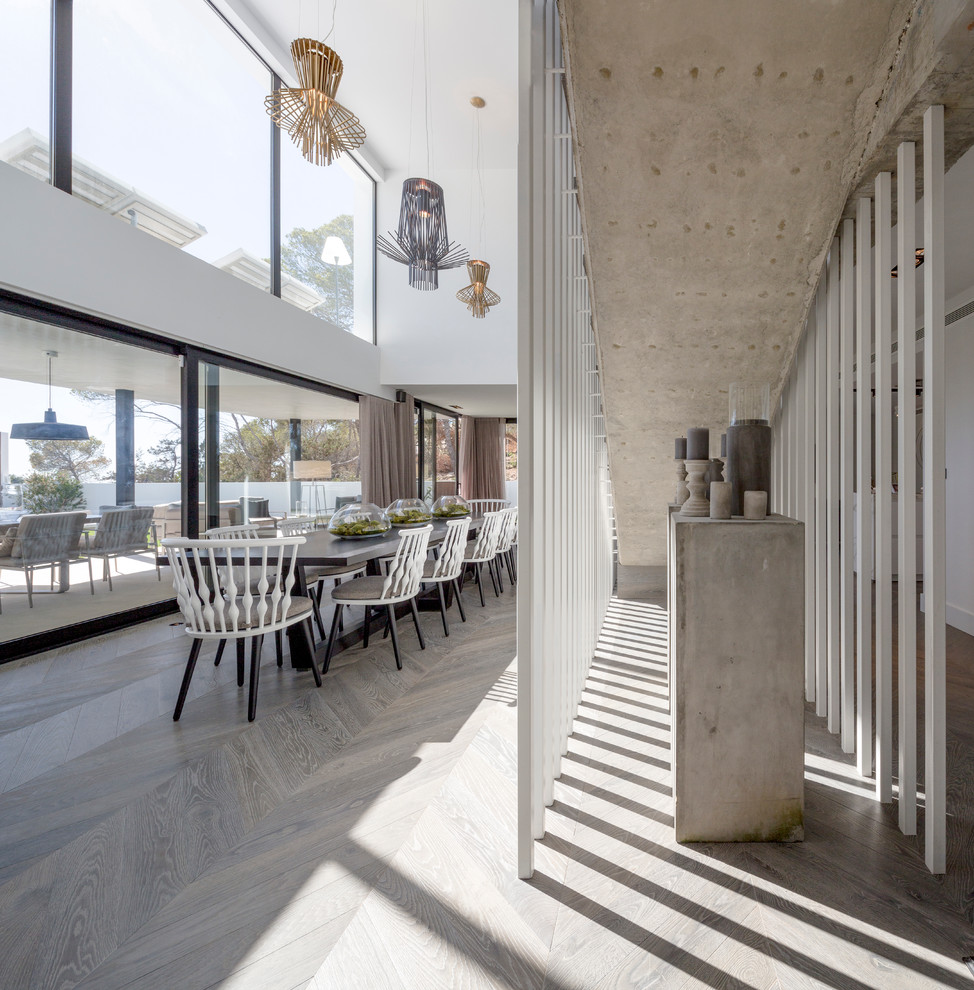 Источник вдохновения для домашнего уюта: огромная гостиная-столовая в современном стиле с белыми стенами без камина