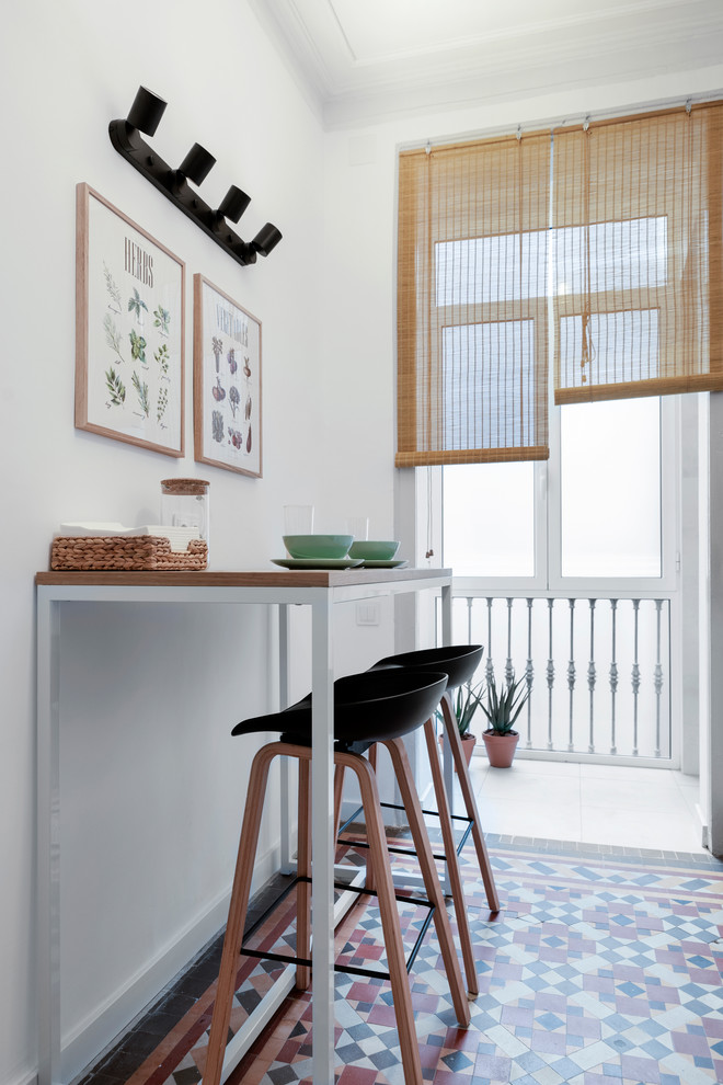 Geschlossenes, Kleines Modernes Esszimmer mit Keramikboden und buntem Boden in Barcelona