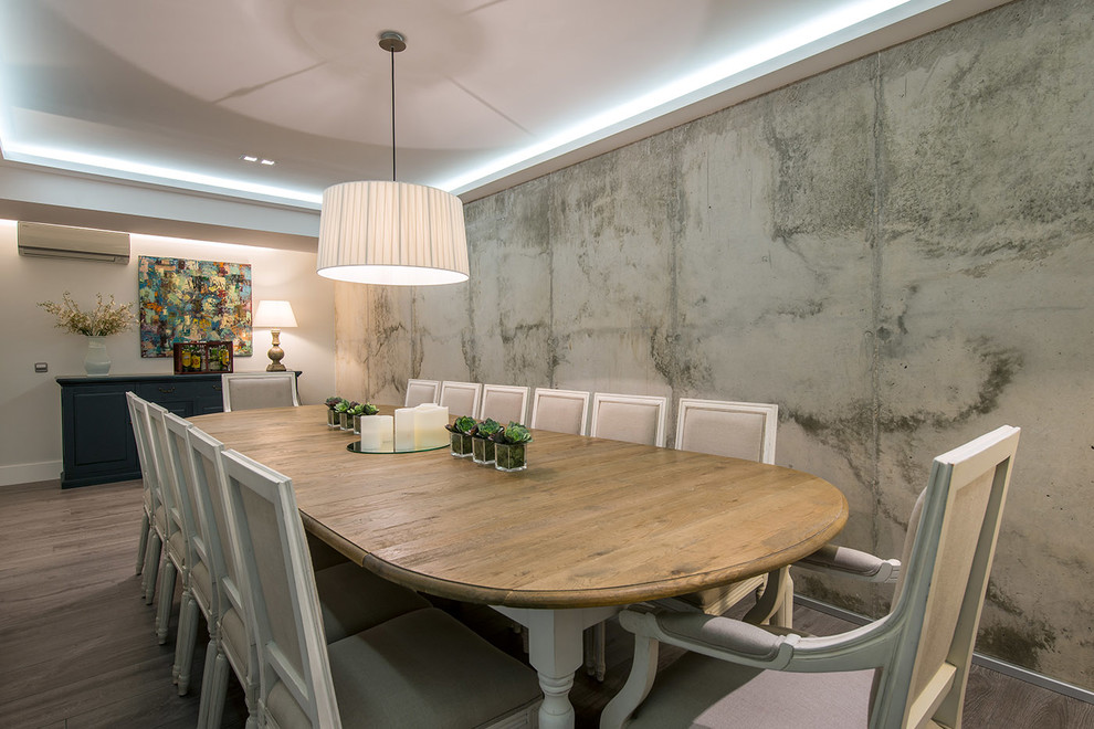 Idée de décoration pour une grande salle à manger ouverte sur le salon design avec un mur gris, un sol en bois brun, aucune cheminée et éclairage.