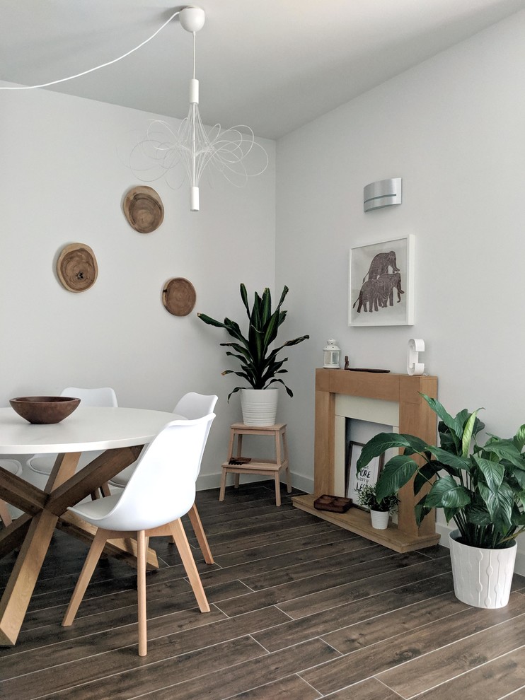 Idéer för mellanstora minimalistiska separata matplatser, med vita väggar, klinkergolv i porslin och brunt golv
