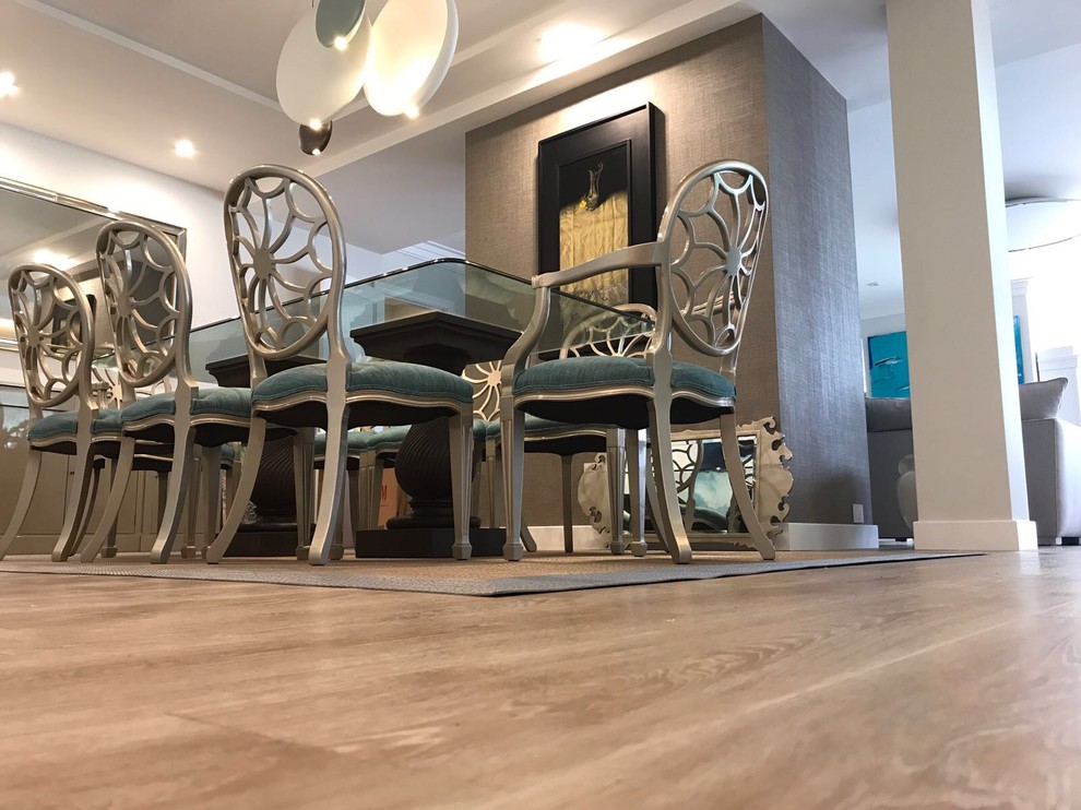 Idee per una sala da pranzo aperta verso il soggiorno design di medie dimensioni con pavimento in vinile e pavimento beige