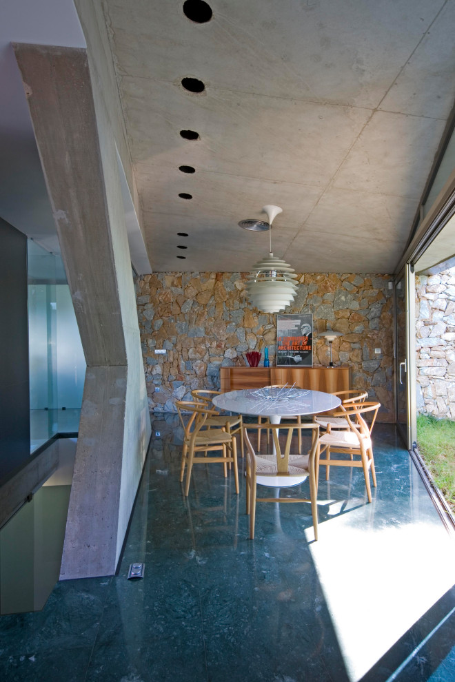 Offenes, Mittelgroßes Modernes Esszimmer mit grauer Wandfarbe und grauem Boden in Sonstige