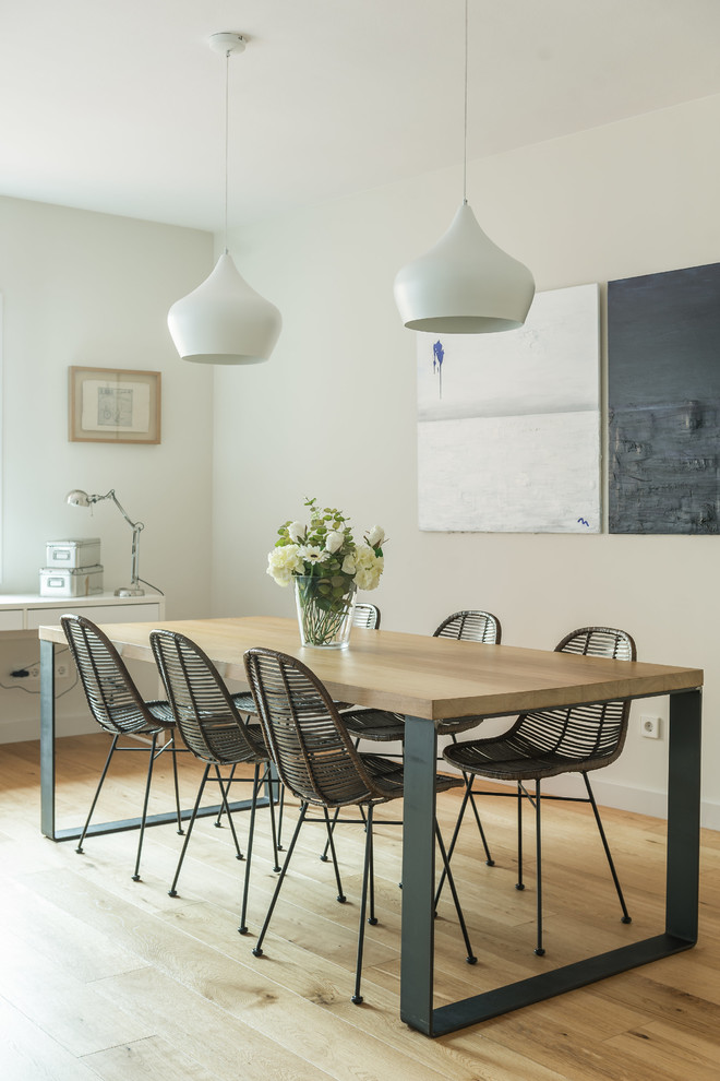 Inspiration pour une salle à manger design avec un mur beige, parquet clair et éclairage.