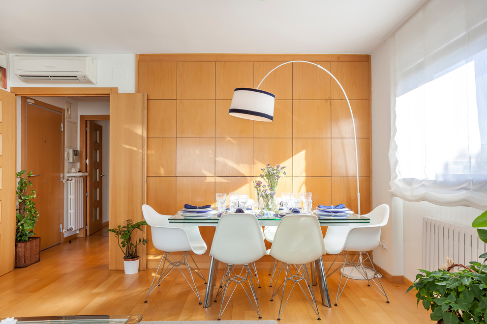 Пример оригинального дизайна: отдельная столовая среднего размера в стиле неоклассика (современная классика) с серебряными стенами, паркетным полом среднего тона и оранжевым полом