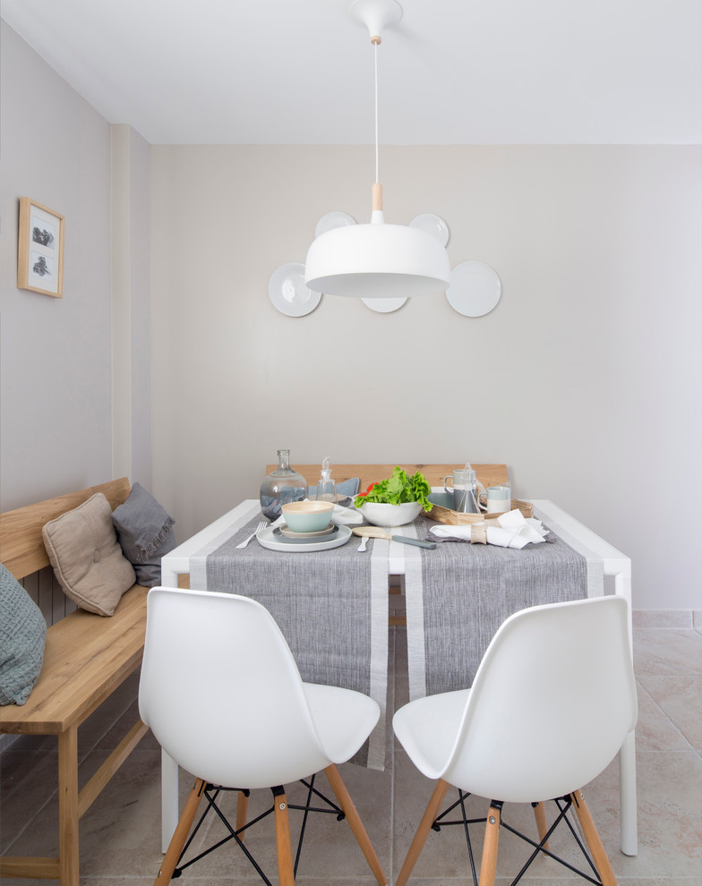 Idee per una sala da pranzo aperta verso la cucina nordica di medie dimensioni con pareti grigie e pavimento con piastrelle in ceramica