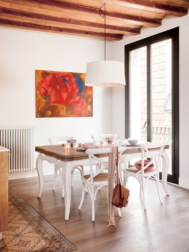 Immagine di una sala da pranzo aperta verso la cucina design di medie dimensioni con pareti bianche, pavimento in legno massello medio e nessun camino