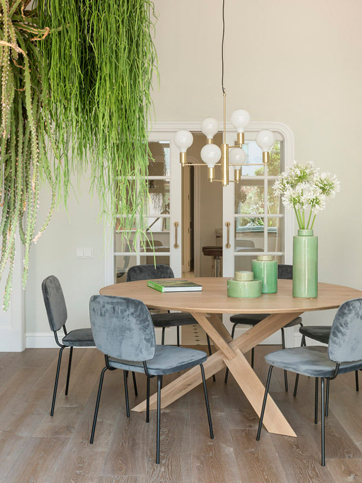 Aménagement d'une salle à manger romantique avec un sol en bois brun, aucune cheminée et un mur beige.