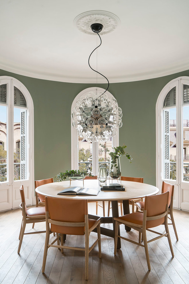 Idée de décoration pour une salle à manger design de taille moyenne avec un mur vert, un sol en bois brun et un sol marron.