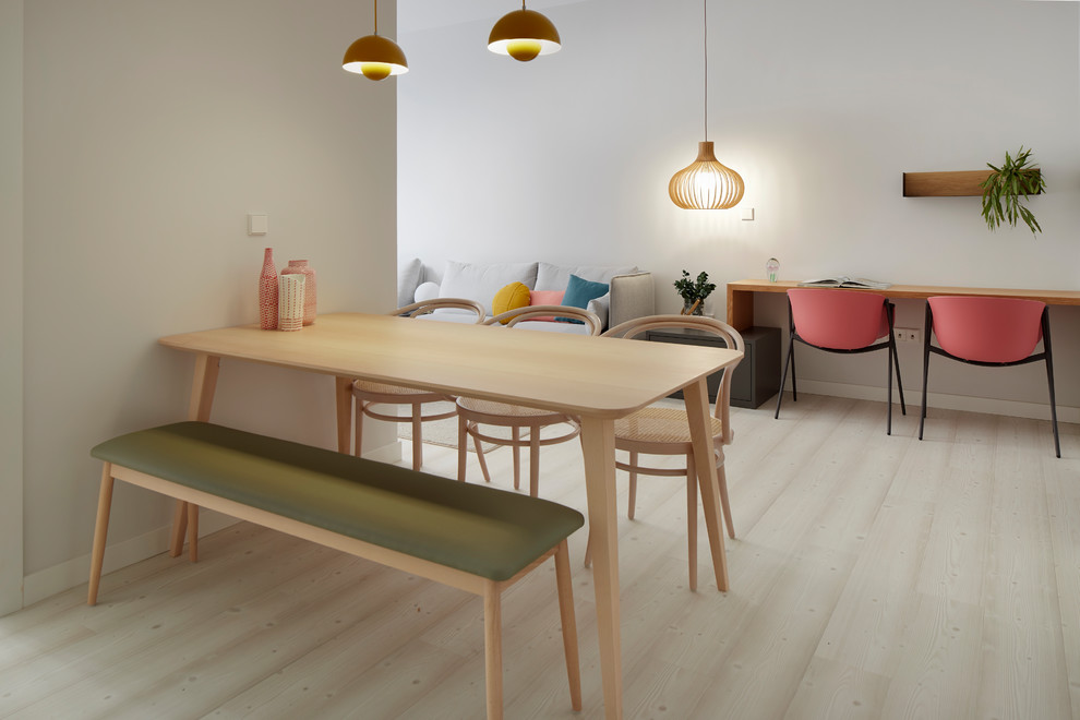 Foto di una sala da pranzo minimal con parquet chiaro, pareti bianche e pavimento beige