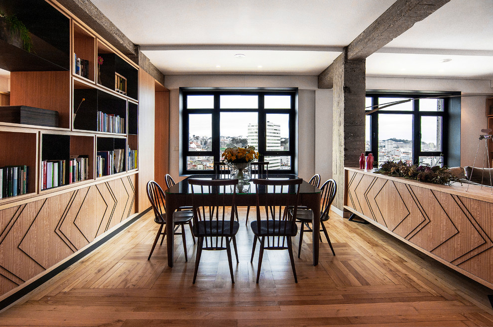 Imagen de comedor actual extra grande abierto con paredes blancas, suelo de madera en tonos medios y suelo marrón