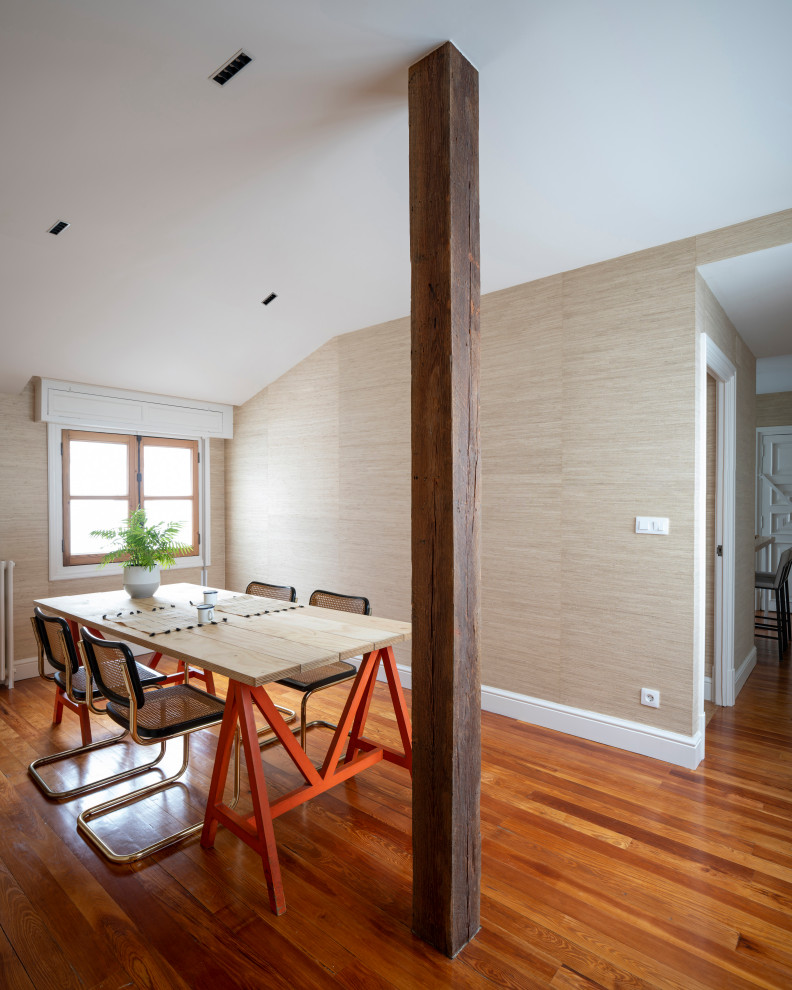 Offenes, Mittelgroßes Modernes Esszimmer mit beiger Wandfarbe, braunem Holzboden und braunem Boden in Bilbao