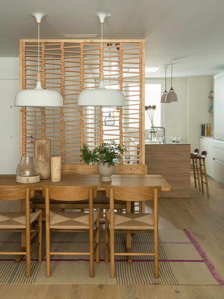 Cette photo montre une salle à manger ouverte sur la cuisine tendance de taille moyenne avec un mur beige, un sol en bois brun, aucune cheminée et un sol marron.