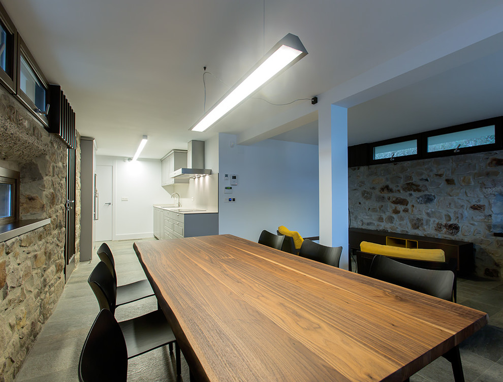 Идея дизайна: кухня-столовая среднего размера в стиле неоклассика (современная классика) с разноцветными стенами и полом из керамической плитки без камина