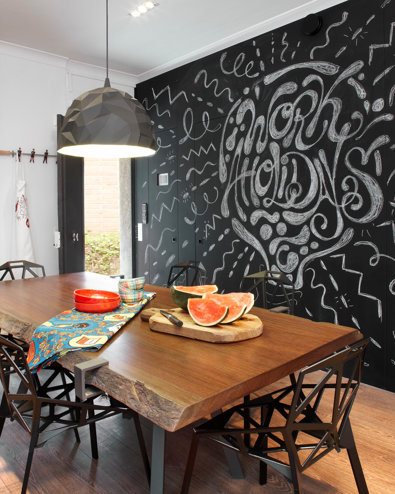 Exemple d'une salle à manger ouverte sur la cuisine éclectique de taille moyenne avec un mur blanc, un sol en bois brun et aucune cheminée.