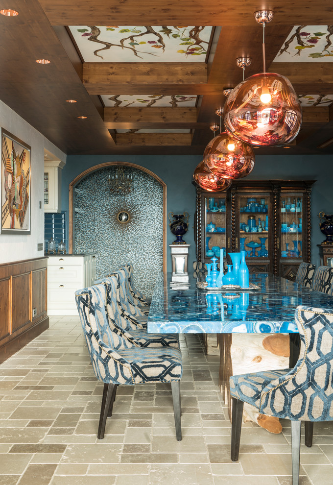 Foto di una sala da pranzo eclettica chiusa con pareti blu e pavimento beige