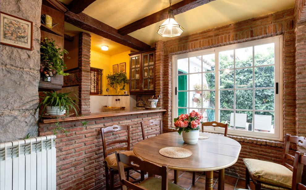 Idéer för ett mellanstort rustikt kök med matplats, med beige väggar, klinkergolv i keramik och brunt golv